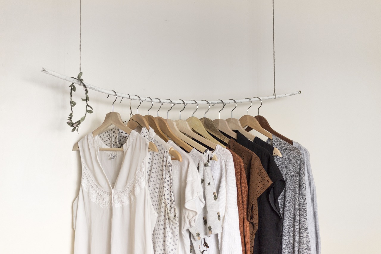entdecken sie die vorteile einer minimalistischen garderobe. reduzieren sie ihren kleiderschrank auf essentielle stücke, die stil und vielseitigkeit vereinen. erleben sie freiheit und klarheit in ihrem täglichen outfit.